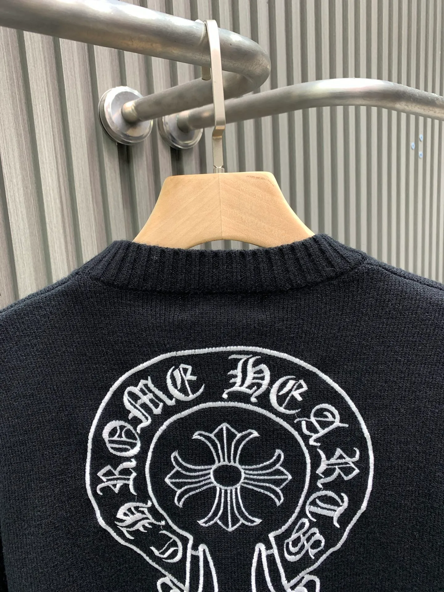 P360 🀄️ Chrome Hearts 2025 autumn and winter new Sanskrit cross-flower knitted pullover. The fabric is made of pure cotton wool. It has a delicate and soft touch. The texture is breathable. It comes with 1x1 thread in the same cylinder. The collar thread is a pure cotton pull thread. The back uses an imported embroidery machine and is not easy to fall off. It is super delicate. It is like a ceiling. The hangtags are all developed and customized according to the original version. It adopts a box-cut design, which is more simple and loose, and also hides the meat and leans more. The product is extremely difficult, extremely white and youthful, and can be worn by both men and women. It is an indispensable simple item in autumn. Positioned tailoring, oversize, loose fit, full of details. Customized matching accessories. Leather embossed craftsmanship. The style is rock and roll retro. The workmanship and texture are first-class. The three labels are consistent. The packaging bag has a logo. It is tall and can be worn by both men and women.